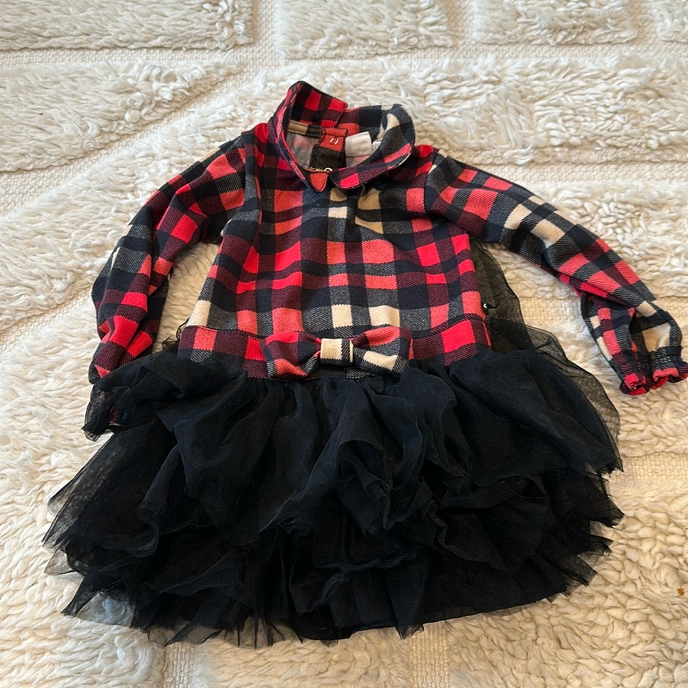 Cute winter dress size 12 months. Bought from a small kids boutique